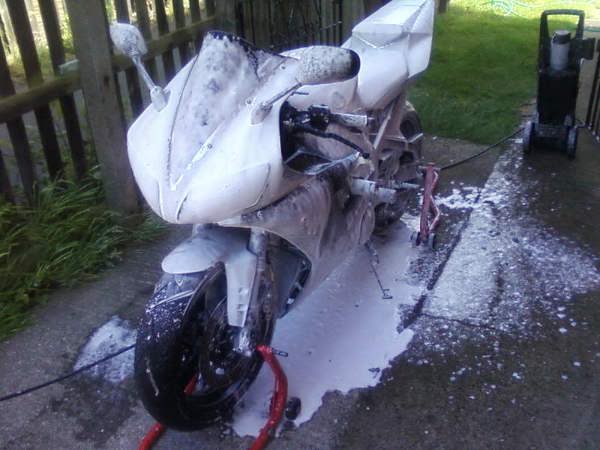 Соблюдая некоторые особенности при мойке мотоцикла, можно мототехнику мыть при помощи пенной насадки. 