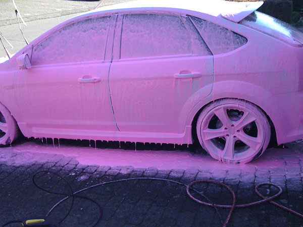 Как выглядит активная пена для мойки авто розового цвета