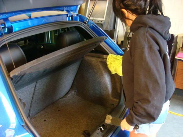 Варежкой из микрофибры удобно убирать в багажнике автомобиля