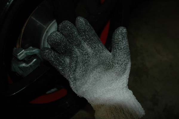Грязная перчатка после мойки колесного диска
